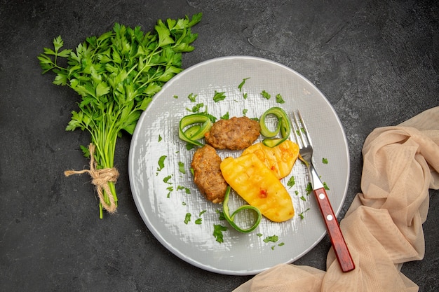 Cerca de sabrosas chuletas de verduras picadas