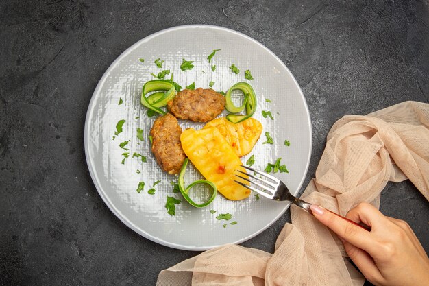 Cerca de sabrosas chuletas de verduras picadas