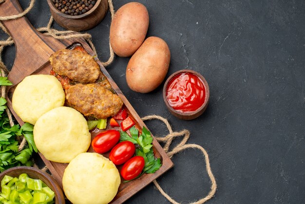 Cerca de sabrosas chuletas de verduras picadas