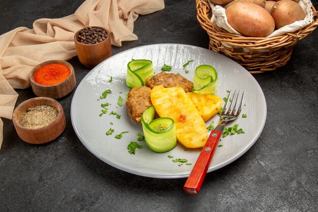 Cerca de sabrosas chuletas de verduras picadas