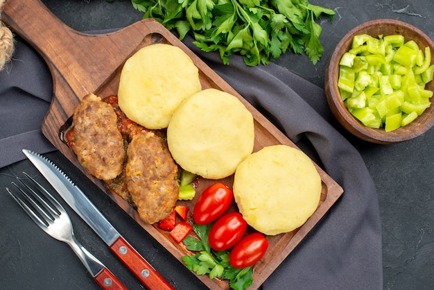 Cerca de sabrosas chuletas de verduras picadas