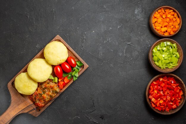 Cerca de sabrosas chuletas de verduras picadas