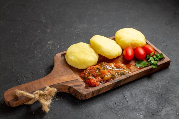 Cerca de sabrosas chuletas de verduras picadas