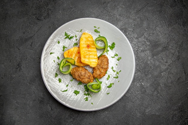 Cerca de sabrosas chuletas de verduras picadas