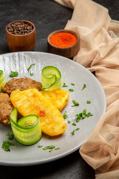 Cerca de sabrosas chuletas de verduras picadas