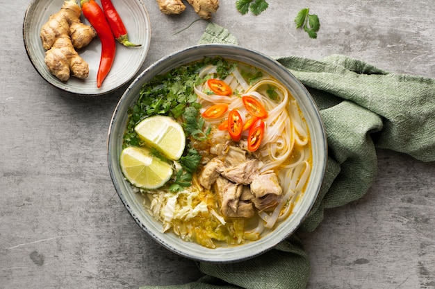 De cerca en una sopa de comida alta en proteínas