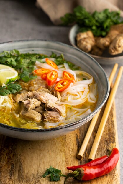 De cerca en una sopa de comida alta en proteínas