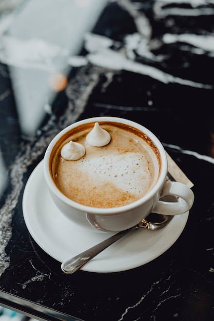 Foto gratuita cerca de una taza de chocolate caliente