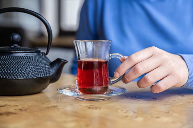 Cerca de té y tetera de hierro fundido con textura negra