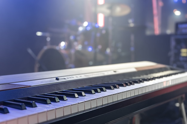 Cerca de teclas musicales en interiores con hermosa iluminación.