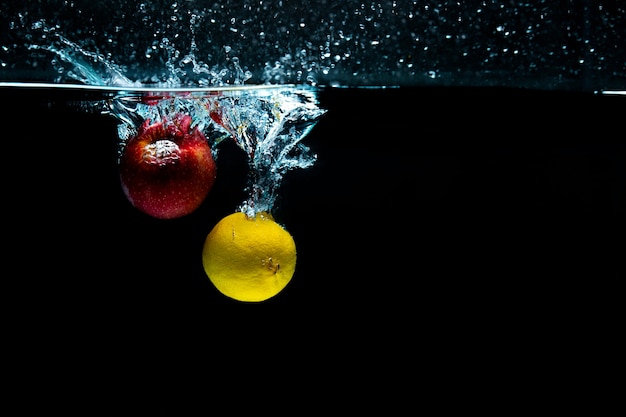 De cerca. tiro a objetos. manzana con limón en agua.