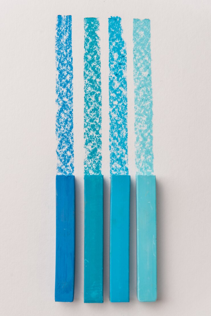 Foto gratuito cerca de tizas de crayón pastel de color azul sobre su propia línea de trazado