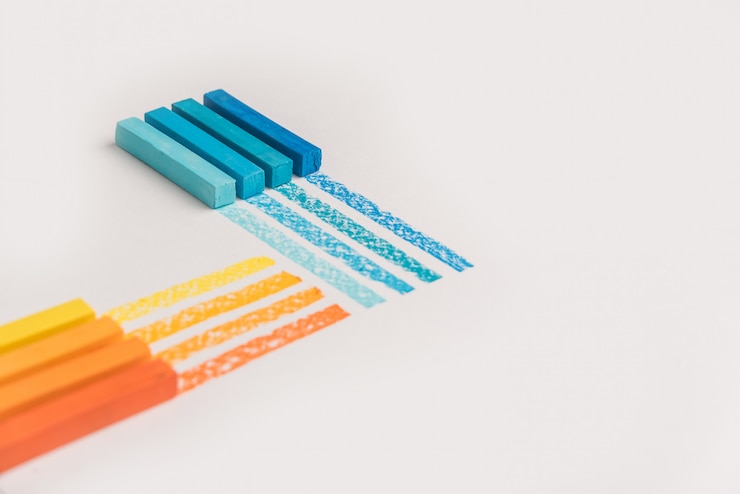 Foto gratuito cerca de tizas de crayón pastel de color sobre su propia línea de traza