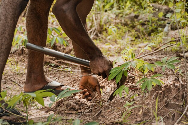 Cerca de trabajador de campo comprobando el suelo