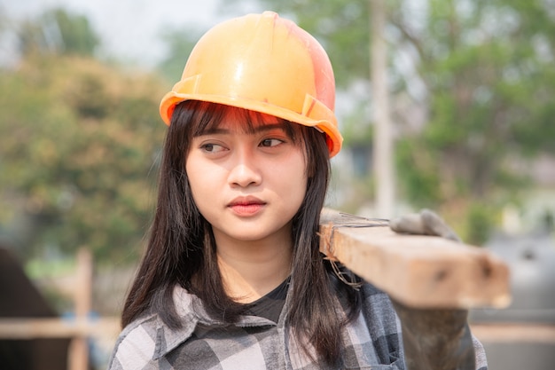 Cerca del trabajador de la construcción en el sitio de construcción