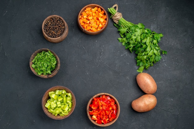 Cerca de varias verduras picadas en tazones