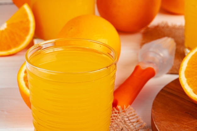 Cerca del vaso de jugo de naranja sobre la mesa de madera