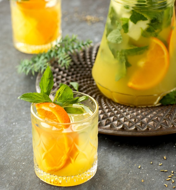 Cerca de un vaso con mojito de naranja