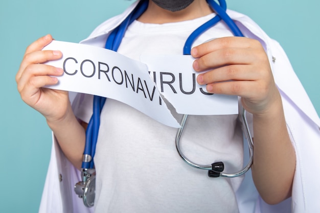 de cerca, ver boy escrito sobre coronavirus con papel escrito en azul