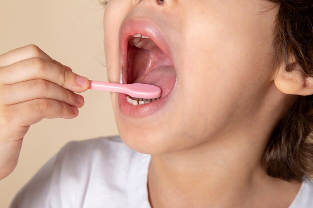 de cerca, ver niño limpiando sus dientes