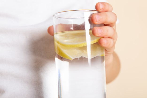 de cerca, ver niño niño con jugo de limón en camiseta blanca