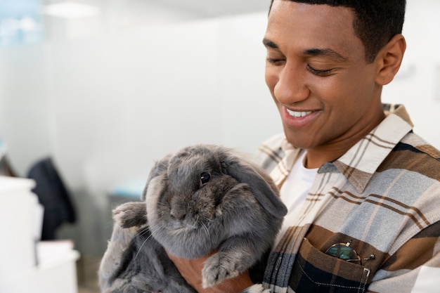 Foto gratuita cerca de veterinario cuidando mascota