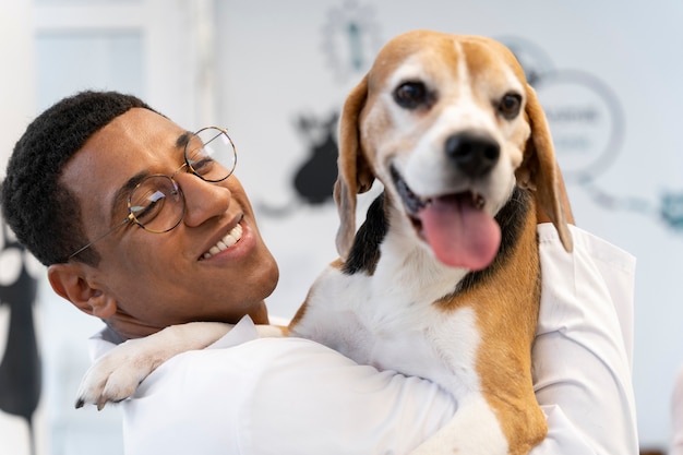 Cerca de veterinario cuidando mascota