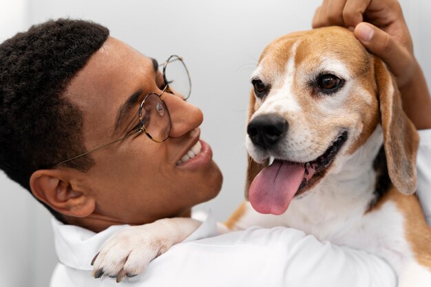 Cerca de veterinario cuidando mascota