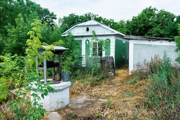 Cerca de la vieja casa abandonada en una aldea