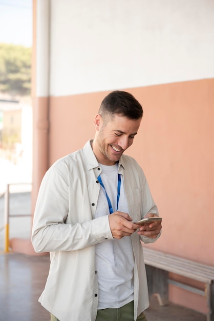 Cerca de voluntario sonriendo