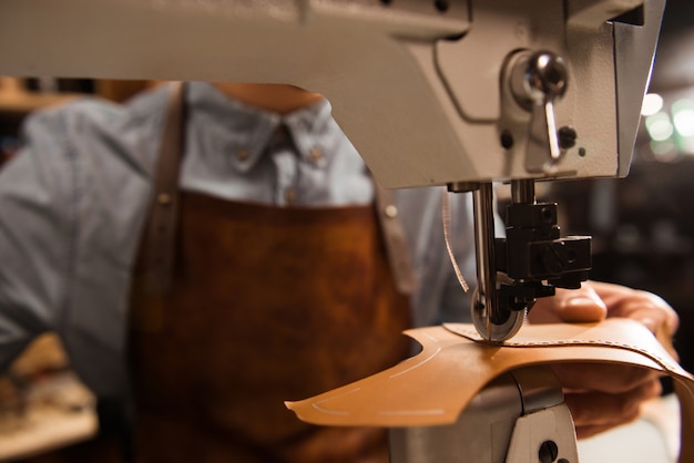 Cerca de un zapatero con máquina de coser