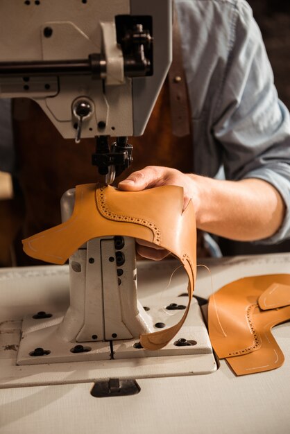 Cerca de un zapatero con máquina de coser