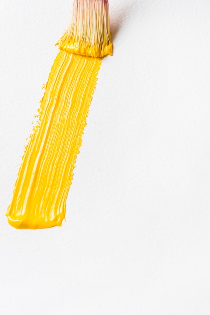 Cerda de pincel y frotis amarillo