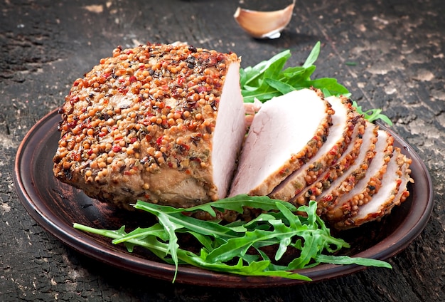 Foto gratuita cerdo al horno decorado con hojas de rúcula