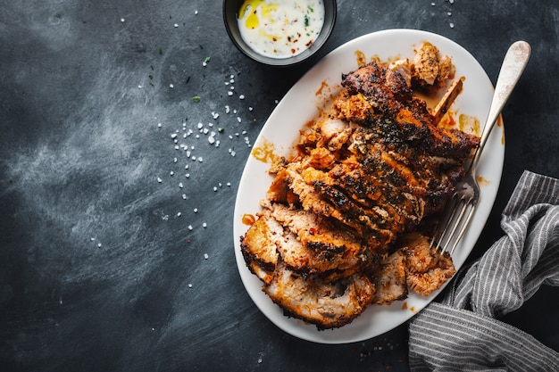 Cerdo al horno con especias y hierbas