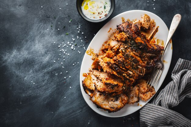 Cerdo al horno con especias y hierbas