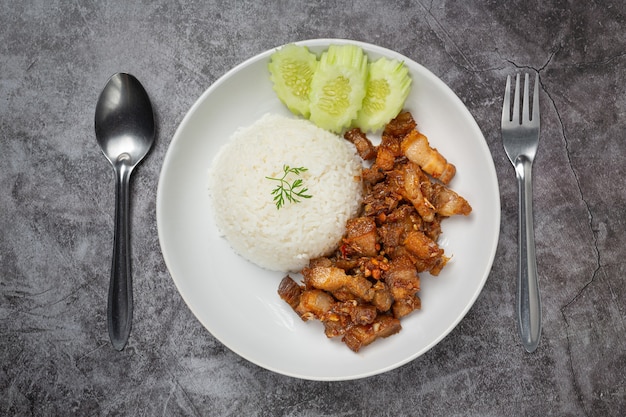 Cerdo frito con ajo y pimienta servido con arroz