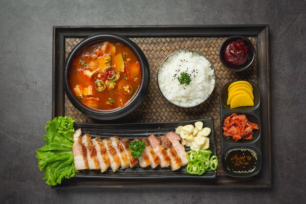 Cerdo a la plancha servido con salsa al estilo coreano