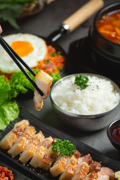 Cerdo a la plancha servido con salsa al estilo coreano