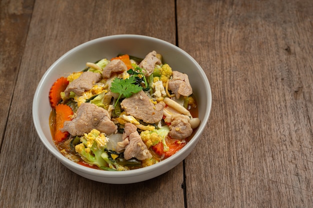 Foto gratuita cerdo sukiyaki en mesa de madera