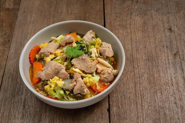 Cerdo Sukiyaki en mesa de madera