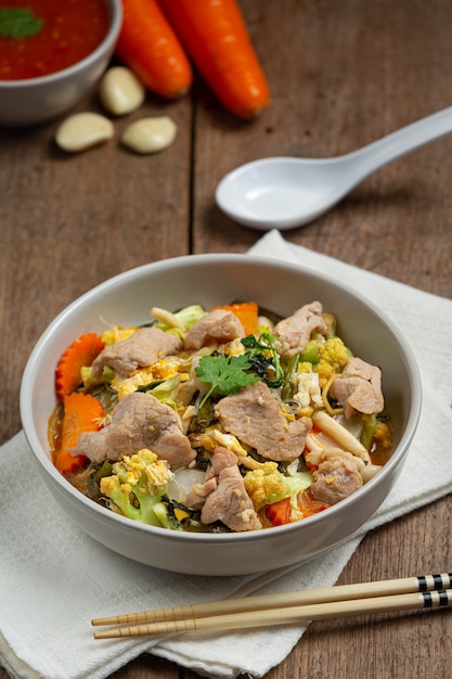 Foto gratuita cerdo sukiyaki en mesa de madera