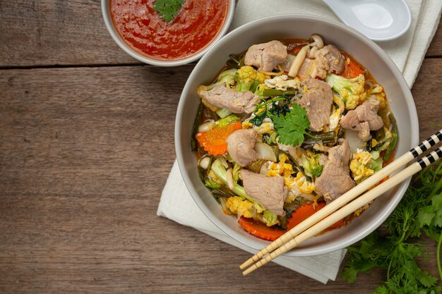 Cerdo sukiyaki servido con salsa picante suki