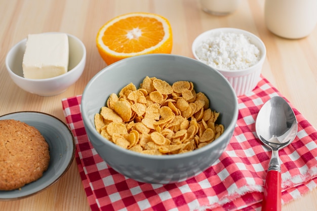 Cereal de alto ángulo con naranja y queso