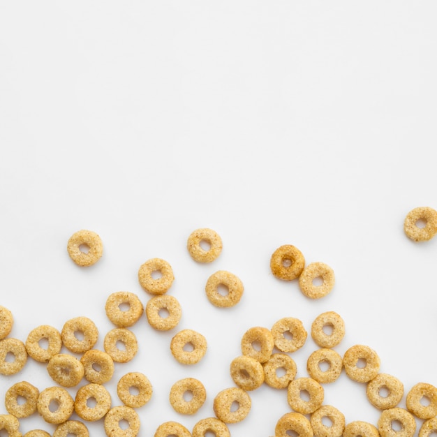 Cereal clásico de bucle de frutas con fondo de espacio de copia en blanco