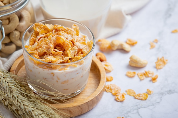 Cereal en un tazón y leche sobre fondo de mármol