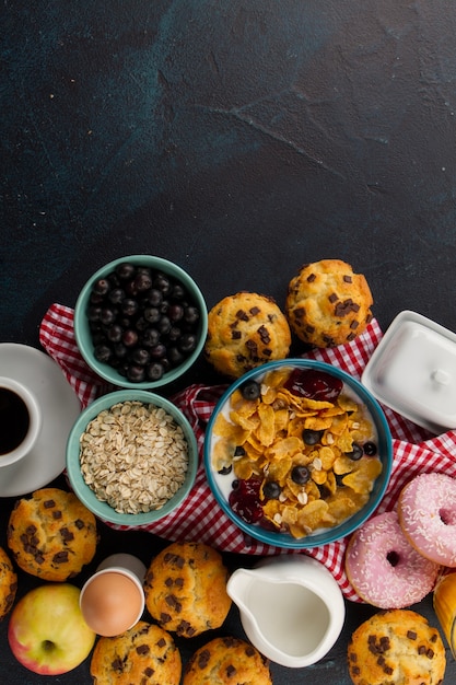 Foto gratuita cereales con bayas para el desayuno