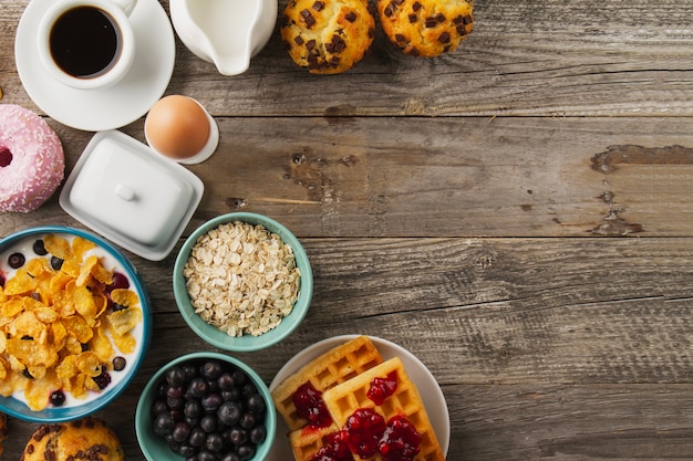 Foto gratuita cereales y huevo cocido