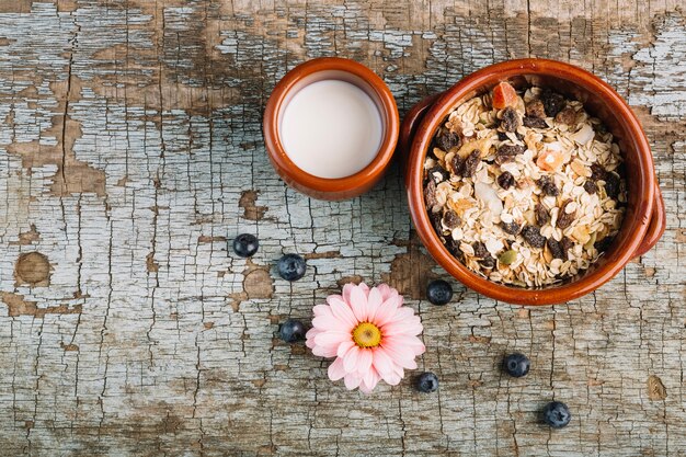 Cereales y leche cerca de la flor