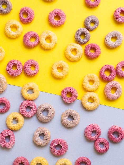 Cereales multicolores con afrutado sobre fondo contrastado